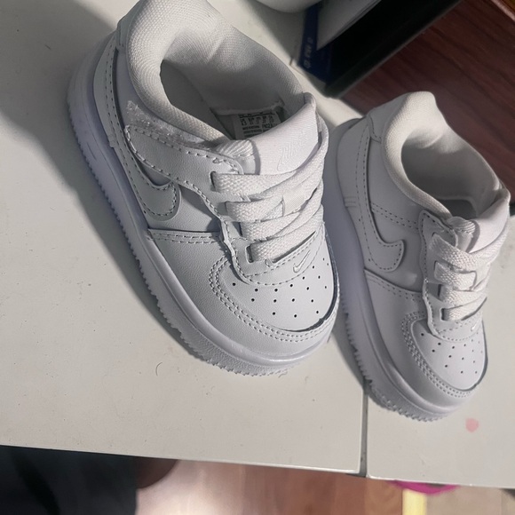 Nike All-White Sneakers 5C - Picture 2 of 5